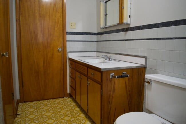 Building Photo - 3 Bedroom House Next To Columbia Regional Airport!