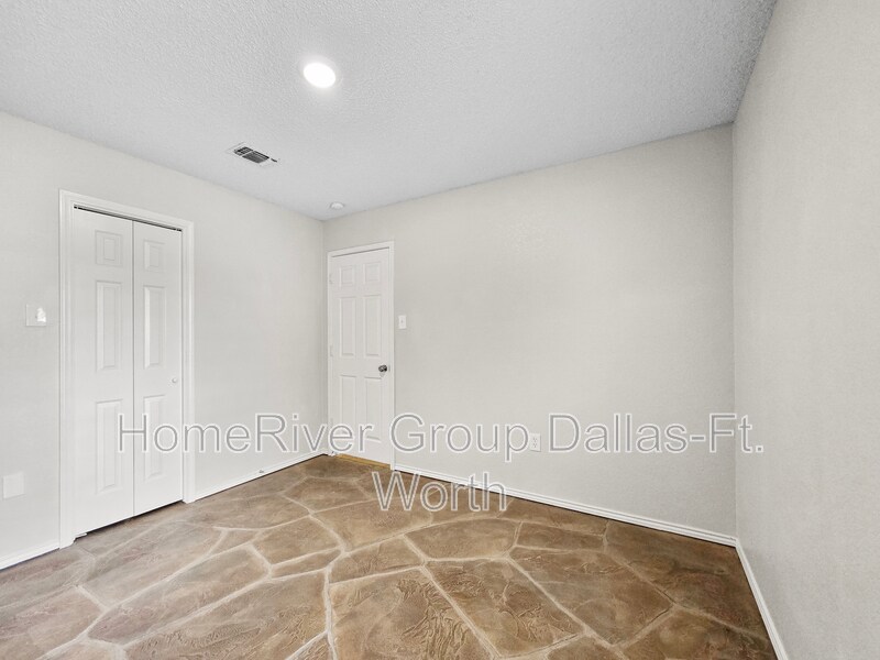 Building Photo - 6636 Valley View Dr