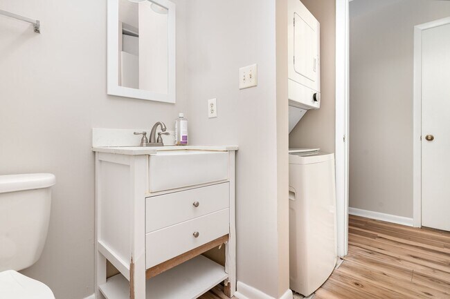 Building Photo - Studio Living in One of Raleigh’s Most Convenient Areas