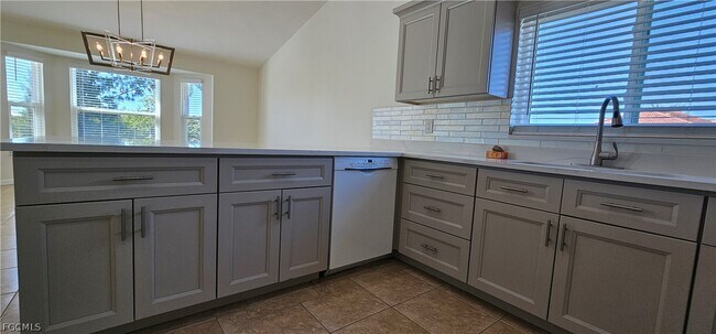 Building Photo - 420 SE 15th Terrace