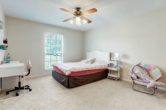 Building Photo - Spacious home on 1/3 of an acre w/ BONUS F...