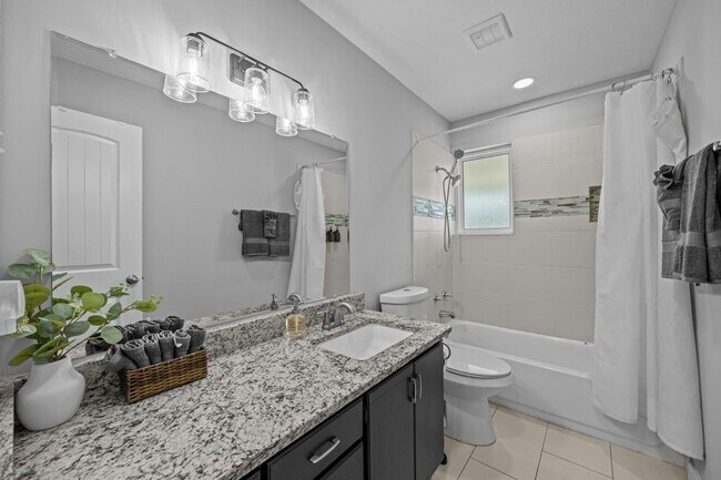 Building Photo - 2227 Greenbrier Dr