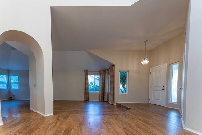 Building Photo - Charming Home for Now Leasing in Thousand Oaks!