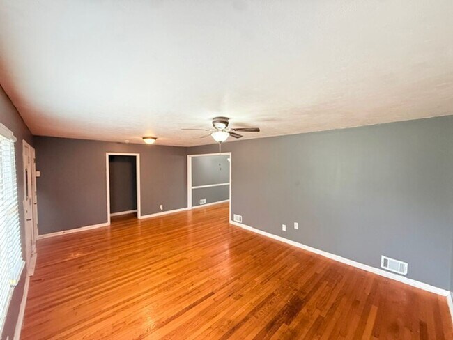 Building Photo - 9812 E Linwood Blvd