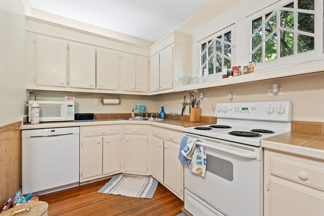 Building Photo - Prime UNC Location – 2BR Home Across from UNC Public Health
