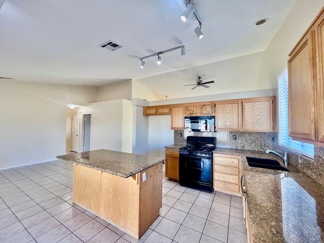 Building Photo - AVAILBLE NOW!! LOVELY 3-bedroom 2 bath Home in Indio!