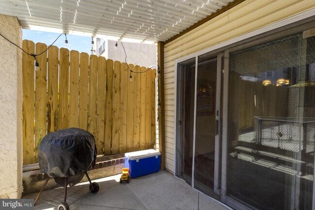 Building Photo - 3285 Chatham St