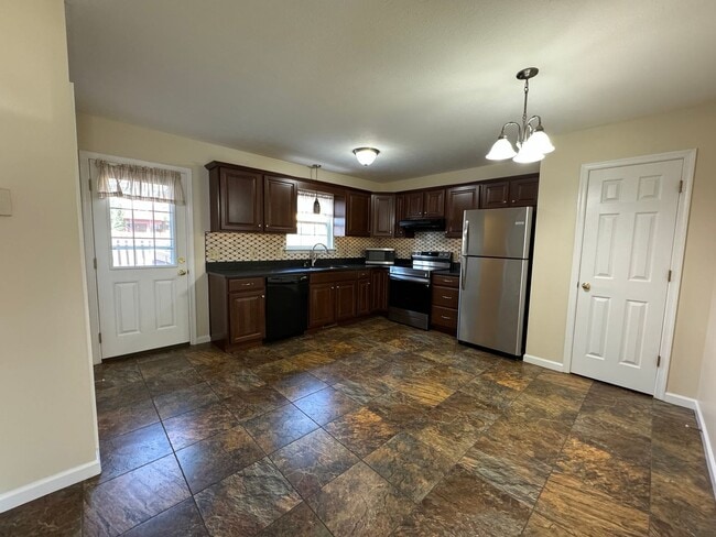 Building Photo - Immaculate Stonewall Heights Townhome!
