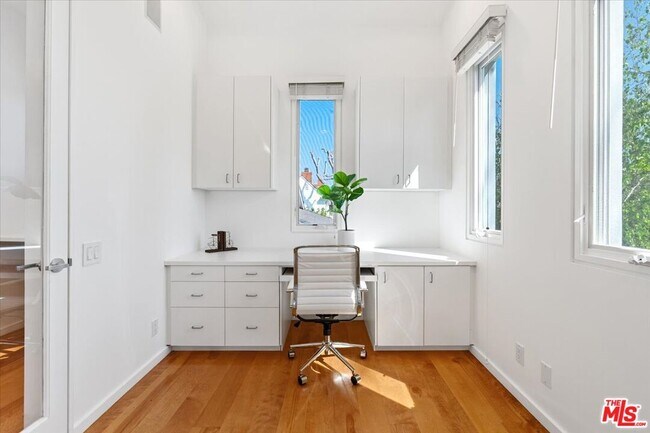 Building Photo - 211 S Valley St