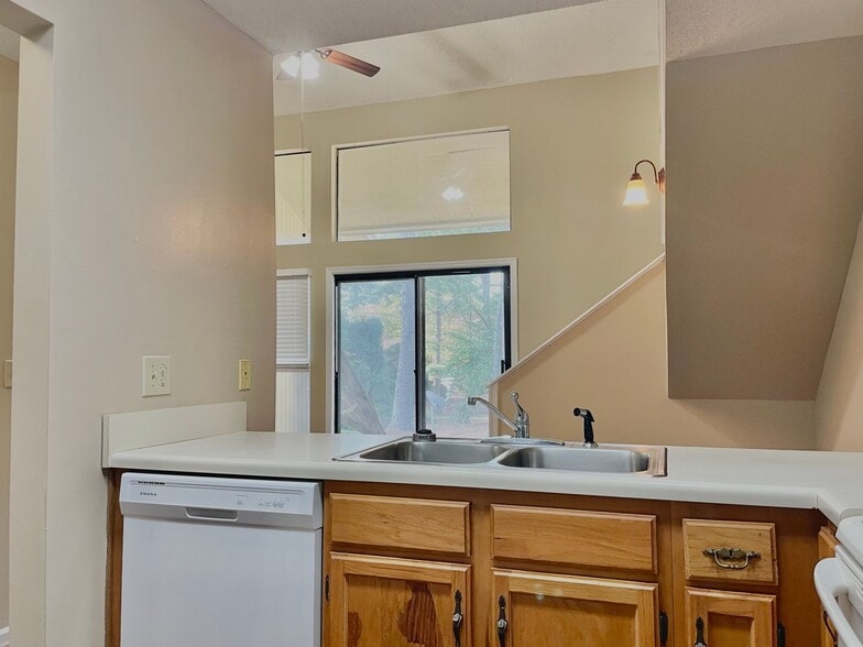 Building Photo - Crossland Downs