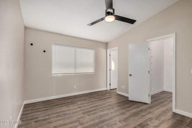 Building Photo - 421 E Wickieup Ln