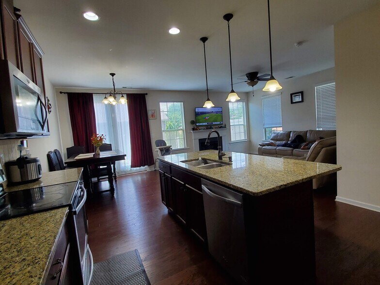 Kitchen Island - 808 Ayrshire Ave