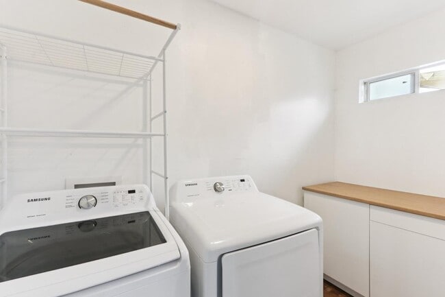 Building Photo - 218 W 87th St