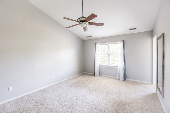 Building Photo - Large 4 Bedroom, 2.5 Bathroom Home in Mech...