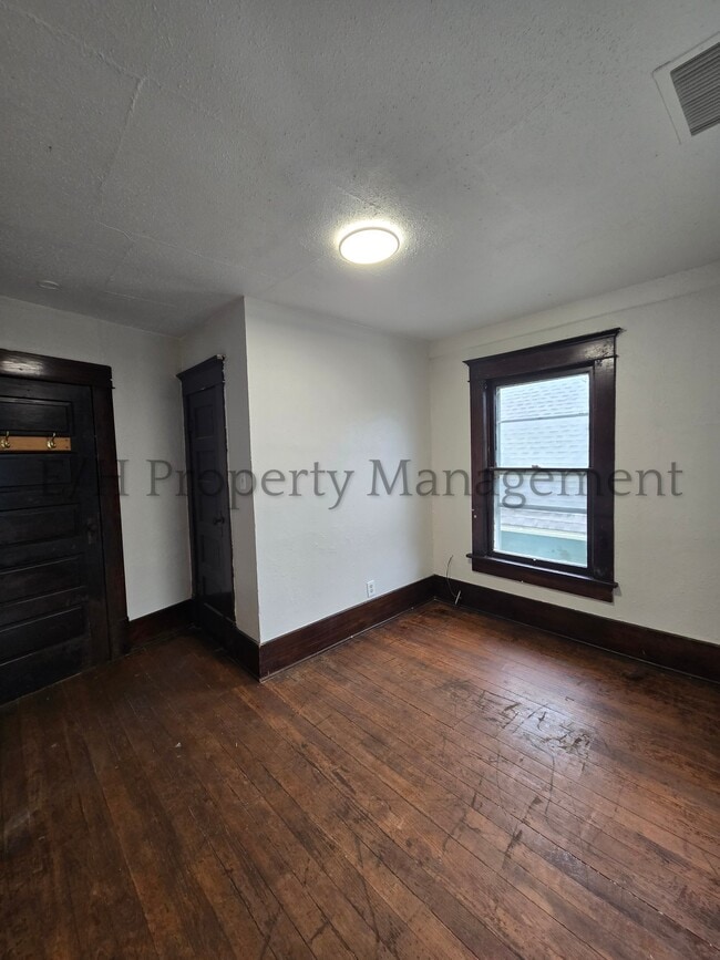 Building Photo - 1305 S Water St