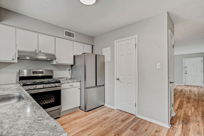 Building Photo - 2 Bed 1.5 bath Condo - Close to UNC!  Beautifully Renovated! $500 off first month's rent!