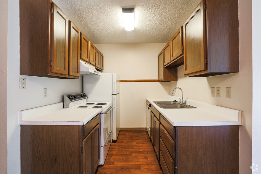 1BR, 1BA - 685SF - Kitchen - Villa West