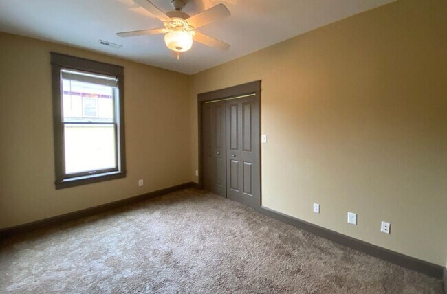 Building Photo - 509 E Hillside Dr