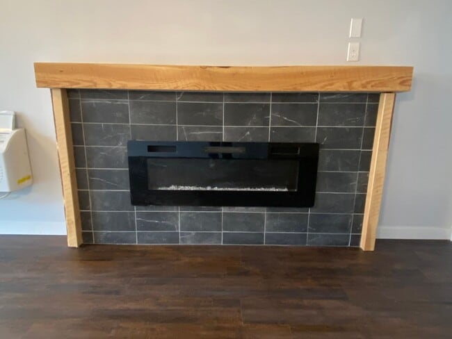 Building Photo - Custom Built Upstairs Private Apartment in...