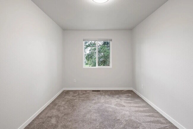 Building Photo - "Spacious 3-Bedroom Duplex Retreat on Park...