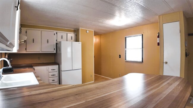 Building Photo - 251 Oakdale Dr