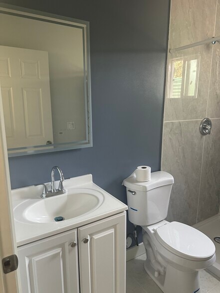 bathroom - 7333 Kraft Ave