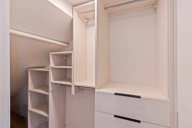 Building Photo - 4Bed 3.5 Bath - Views - Studio