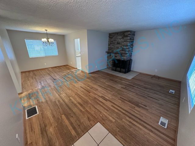 Building Photo - FREE RENT! Spacious 4-Bedroom Gem with 2,320 Sq Ft of Comfort in Milwaukie!