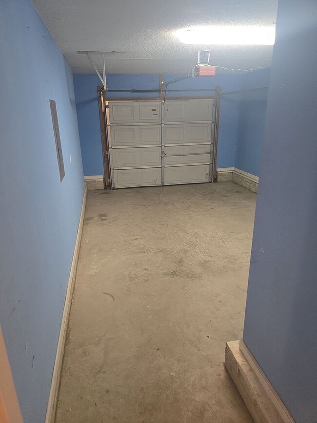 Building Photo - 3 bedroom, 2 bath home in a great area nea...