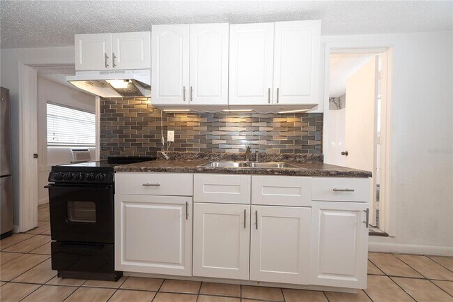 Building Photo - 620 25th St W