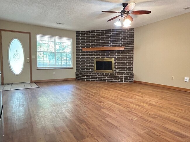 Building Photo - 2905 Falcon Rd