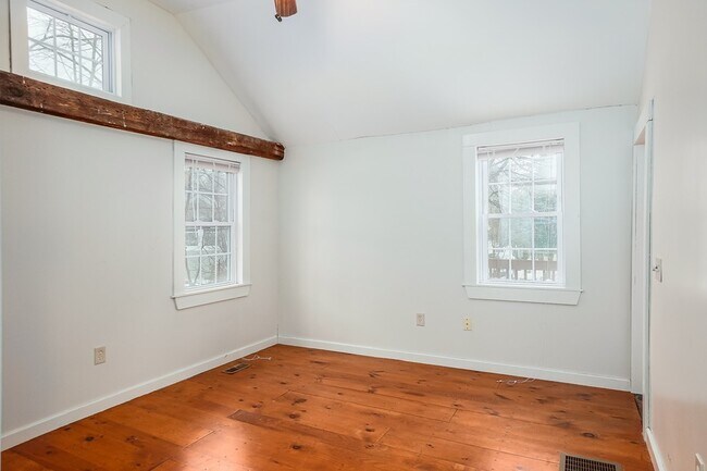 Building Photo - 25 Elm St