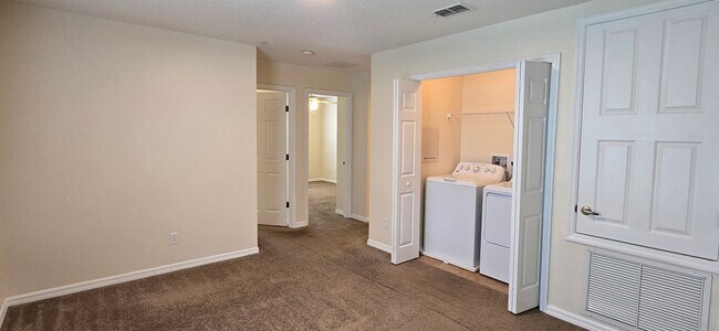 Building Photo - 3/2 One Car Garage Town Home in Meadow Woo...