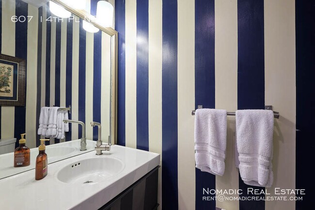 Building Photo - 607 14th Pl NE