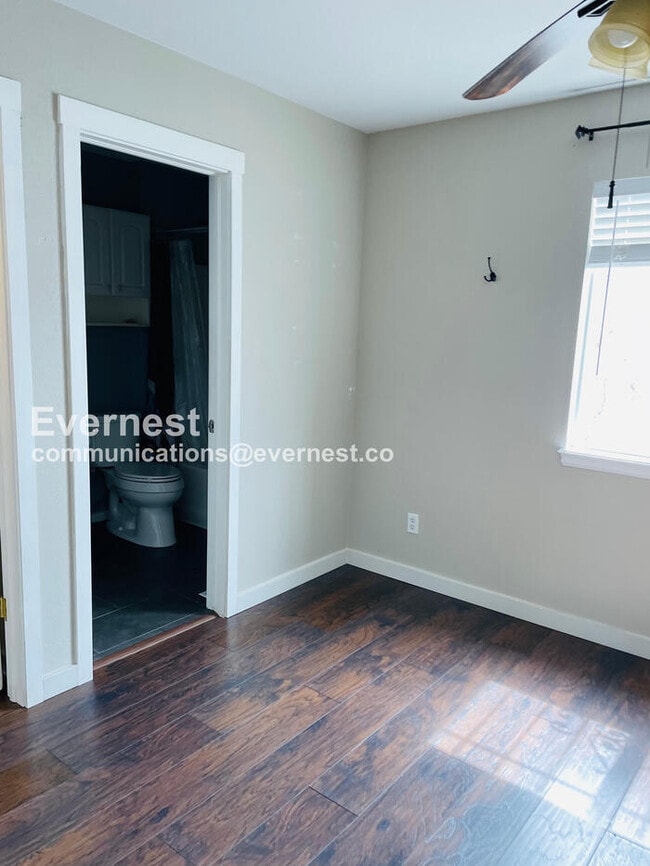 Building Photo - 2107 S Acoma St