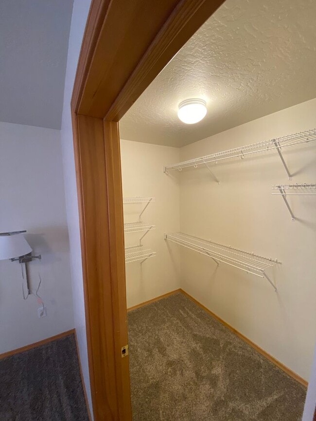 Building Photo - 3 Bed - 2 Bath - Fenced Yard