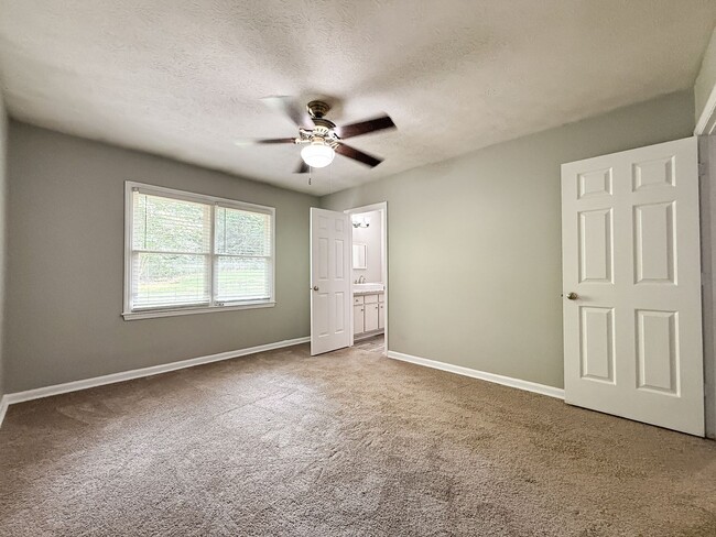 Building Photo - 5001 Sequoia Dr