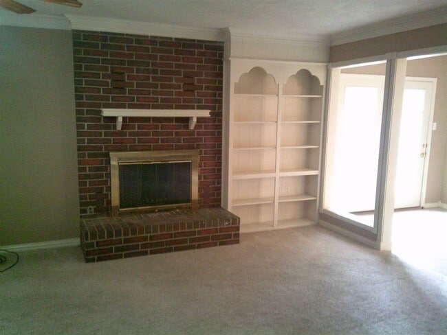 Building Photo - 2903 NE Lakeview Cir