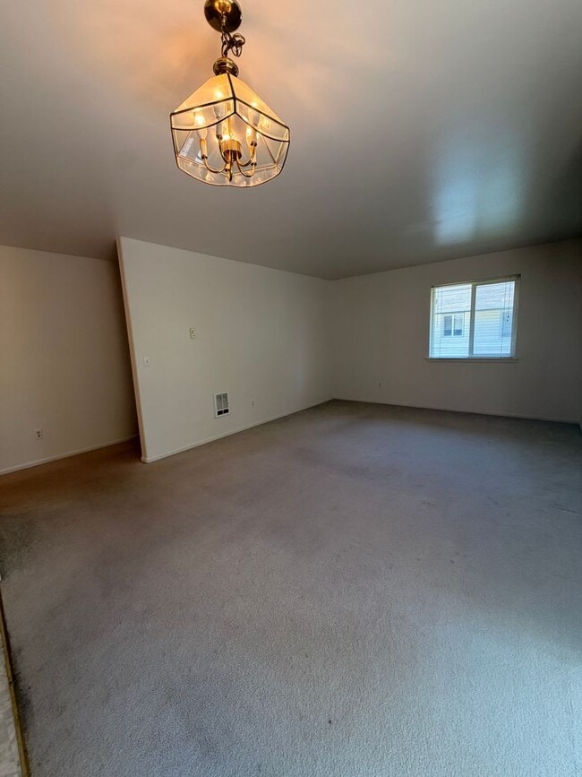 Building Photo - 2-Bedroom 1 1/2- Bathroom Apartment