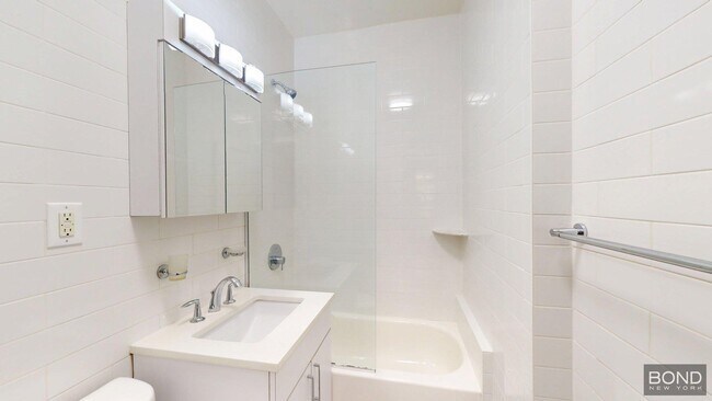Building Photo - 166 W 72nd St