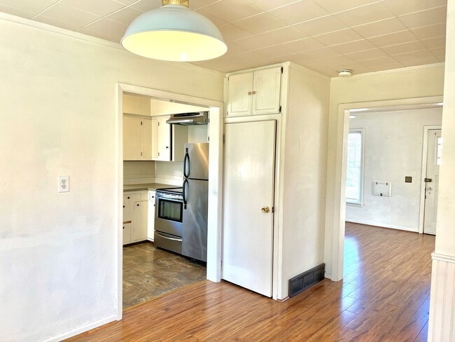 Building Photo - Portsmouth Neighborhood 3 story Home with Laminate H/W Floors, Fenced Backyard