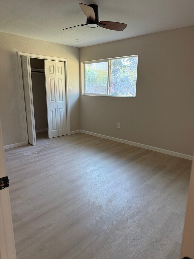 Building Photo - 1407 W Donovan St