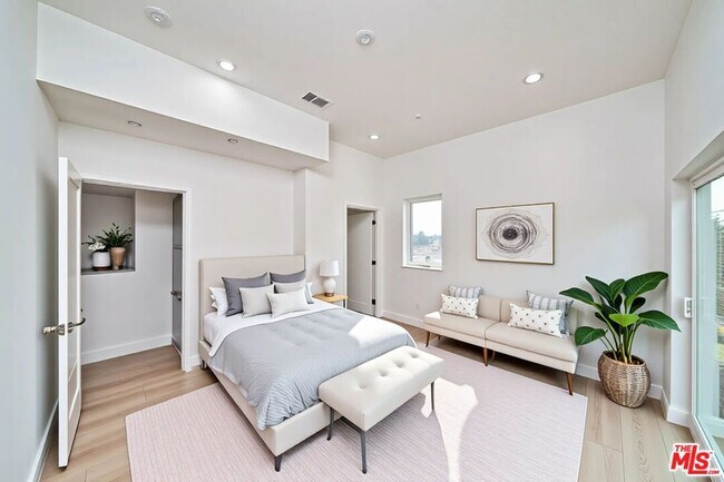 Building Photo - 1106 Queen Anne Pl