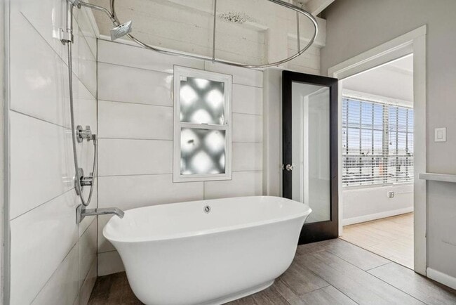 Building Photo - Stunning West Oakland Live Work Loft w/ Ground Floor Studio