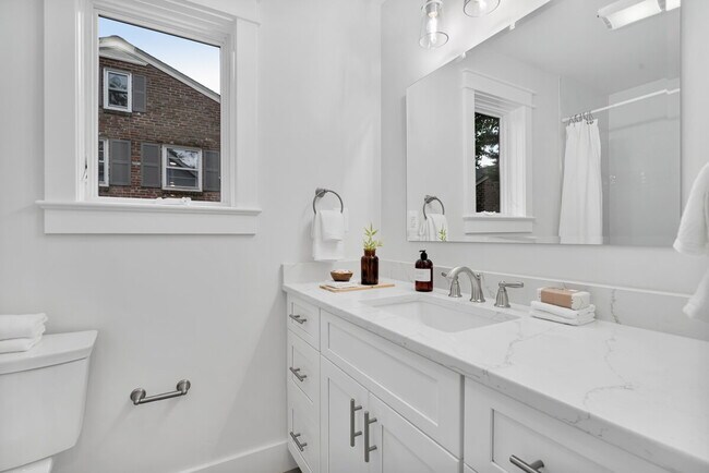 Building Photo - "Luxurious 6-Bed, 6-Bath Arlington Retreat...