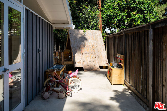 Building Photo - 3126 Karen Ave