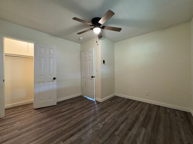 Building Photo - 1100 S Willow St