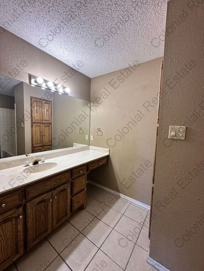 Building Photo - Spacious 2 Bed 2 Bath Duplex, washer/dryer...