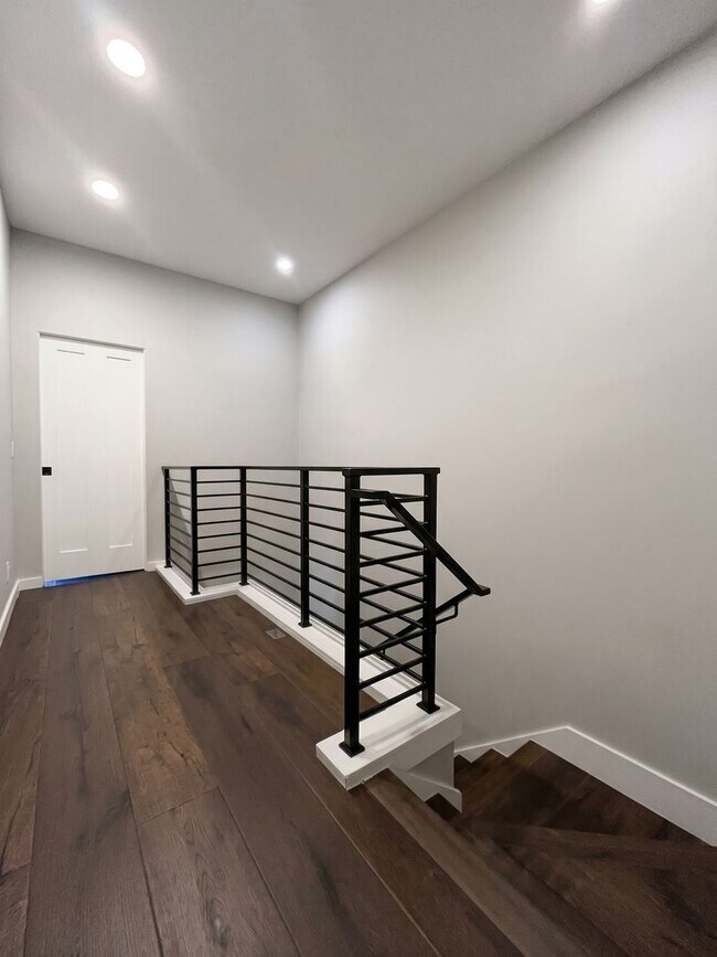 Building Photo - Furnished! In town! Walk to everything! Recently updated!