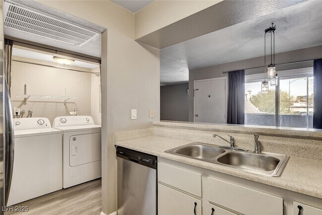 Building Photo - 1544 Hialeah Dr